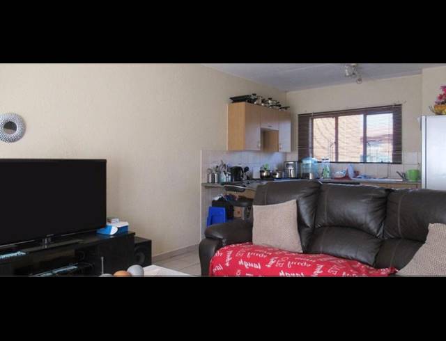 2 BEDROOM TOWNHOUSE FOR SALE IN MEREDALE